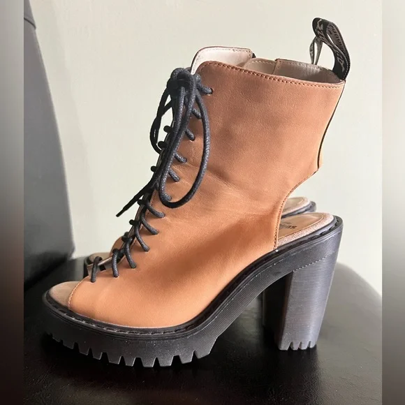 Dr. Martens Carmelita Lace-Up Heeled Boots Sz 6 - Picture 2 of 10